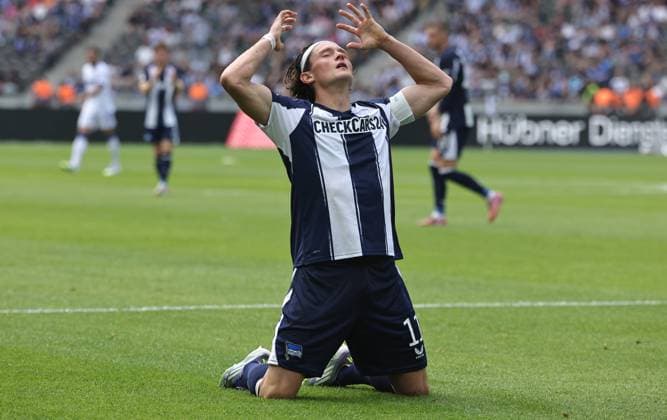 Fabian Reese enttäuscht nach vergebener Torchance Enttäuschung Fußball Fussball DFL 2.Bundesliga Herren 2. Spieltag Saison 2025 2026 10.08.2025 Hertha BSC Berlin vs. Karlsruher SC KSC DFL regulations prohibit any use of photographs as image sequences and or quasi-video