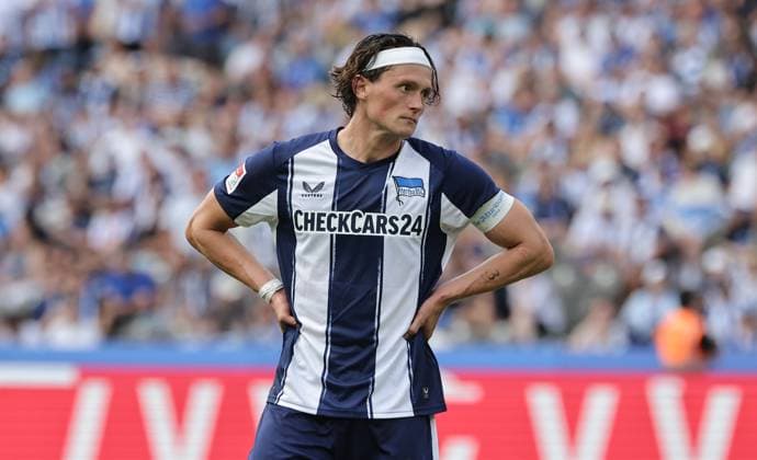 Fabian Reese enttäuscht Enttäuschung Aktion Oberkörper Fußball Fussball DFL 2.Bundesliga Herren 2. Spieltag Saison 2025 2026 10.08.2025 Hertha BSC Berlin vs. Karlsruher SC KSC DFL regulations prohibit any use of photographs as image sequences and or quasi-video