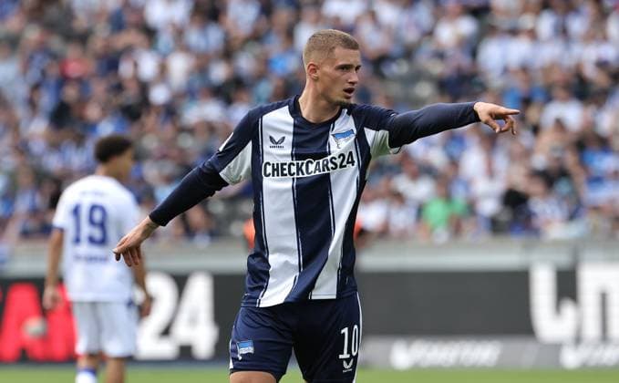Michael Cuisance zeigend, gestikulierend Einzelbild Freisteller Aktion Fußball Fussball DFL 2.Bundesliga Herren 2. Spieltag Saison 2025 2026 10.08.2025 Hertha BSC Berlin vs. Karlsruher SC KSC DFL regulations prohibit any use of photographs as image sequences and or quasi-video