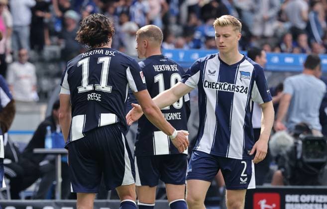 Fabian Reese klatscht ab mit Julian Eitschberger nach Spielende Fußball Fussball DFL 2.Bundesliga Herren 2. Spieltag Saison 2025 2026 10.08.2025 Hertha BSC Berlin vs. Karlsruher SC KSC DFL regulations prohibit any use of photographs as image sequences and or quasi-video