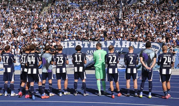 Herthamannschaft nach Unentschieden vor den Fans in der Ostkurve Fußball Fussball DFL 2.Bundesliga Herren 2. Spieltag Saison 2025 2026 10.08.2025 Hertha BSC Berlin vs. Karlsruher SC KSC DFL regulations prohibit any use of photographs as image sequences and or quasi-video