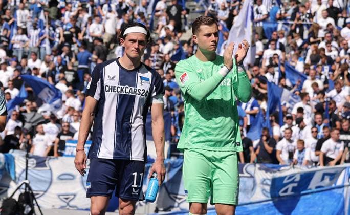 Fabian Reese, Torwart Tjark Ernst vor den Fans in der Ostkurve Fußball Fussball DFL 2.Bundesliga Herren 2. Spieltag Saison 2025 2026 10.08.2025 Hertha BSC Berlin vs. Karlsruher SC KSC DFL regulations prohibit any use of photographs as image sequences and or quasi-video *** Fabian Reese, goalkeeper Tjark Ernst in front of the fans in the Ostkurve Sport Football Soccer DFL 2 Bundesliga Men 2 Matchday Season 2025 2026 10 08 2025 Hertha BSC Berlin vs Karlsruher SC KSC DFL regulations prohibit any use of photographs as image sequences and or quasi video