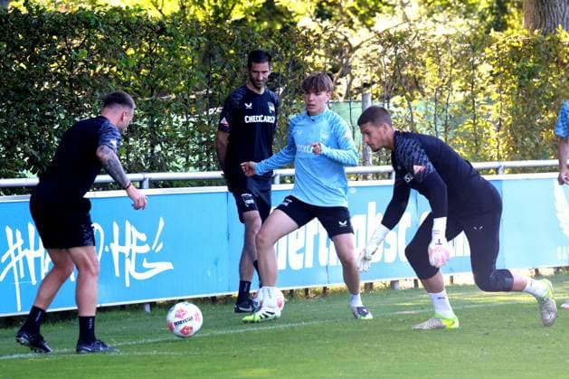 DEU, DFL, 2. FBL Hertha BSC, Training, 11.08.2025, Sportforum, Berlin, DEU, DFL, 2. FBL Hertha BSC, Training, im Bild Kennet Eichhorn (Hertha BSC Berlin 23), Co-Trainer Andre Mijatovic (Hertha BSC Berlin), Co-Trainer Patrick Ebert (Hertha BSC Berlin), Dennis Smarsch (Hertha BSC Berlin 12) DFL - regulations prohibit any use of Photographs as image sequences and or quasi-video