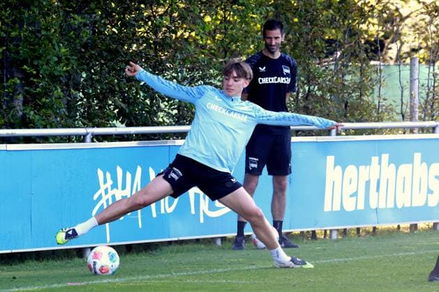 DEU, DFL, 2. FBL Hertha BSC, Training, 11.08.2025, Sportforum, Berlin, DEU, DFL, 2. FBL Hertha BSC, Training, im Bild Kennet Eichhorn (Hertha BSC Berlin 23), Co-Trainer Andre Mijatovic (Hertha BSC Berlin) DFL - regulations prohibit any use of Photographs as image sequences and or quasi-video
