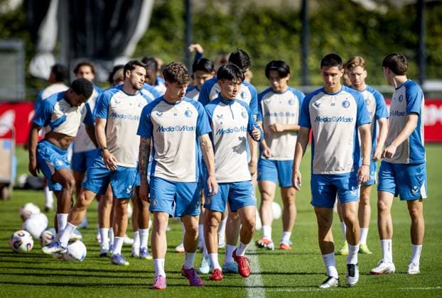 ROTTERDAM - Jordan Bos and Inbeom Hwang during training ahead of the Champions League third qualifying round match between Fenerbahce and Feyenoord, on August 9, 2025, in Rotterdam, Netherlands. ANP KOEN VAN WEEL xVIxANPxSportx xxANPxIVx 533216306 originalFilename: 533216306.jpg