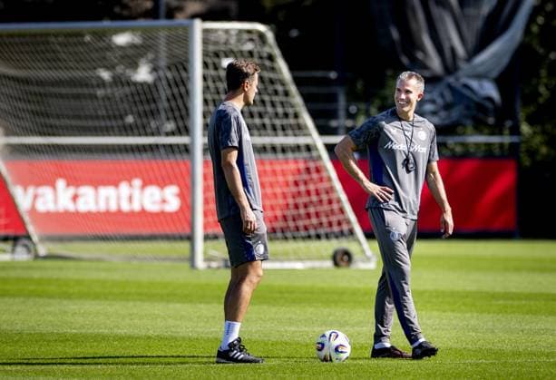 ROTTERDAM - Coach Robin van Persie during training before the Champions League third qualifying round match between Fenerbahce and Feyenoord, on August 9, 2025, in Rotterdam, Netherlands. ANP KOEN VAN WEEL xVIxANPxSportx xxANPxIVx 533217095 originalFilename: 533217095.jpg
