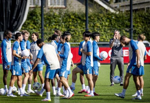 ROTTERDAM - Coach Robin van Persie during training before the Champions League third qualifying round match between Fenerbahce and Feyenoord, on August 9, 2025, in Rotterdam, Netherlands. ANP KOEN VAN WEEL xVIxANPxSportx xxANPxIVx 533217240 originalFilename: 533217240.jpg