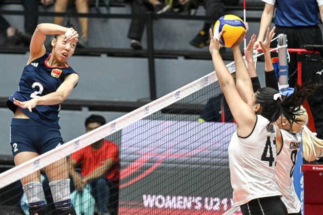 (250811) -- SURABAYA, Aug. 11, 2025 -- Ji Yuxiao (L) of China spikes the ball against Kiara Ramirez Avalos (2nd R) and Alondra Chavez Solorzano of Mexico during the preliminary phase Group B match between China and Mexico at the Volleyball Women s U21, U 21 World Championship, WM, Weltmeisterschaft in Surabaya, East Java province, Indonesia, on Aug. 11, 2025. ) (SP)INDONESIA-SURABAYA-VOLLEYBALL-WOMEN S-U21-WORLD CHAMPIONSHIP-PRELIMINARY PHASE-CHINA VS MEXICO AgungxKuncahyaxB. 