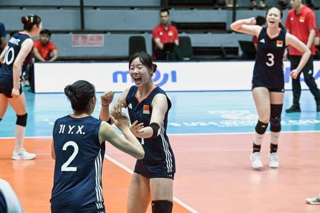 (250811) -- SURABAYA, Aug. 11, 2025 -- Players of China celebrate scoring during the preliminary phase Group B match between China and Mexico at the Volleyball Women s U21, U 21 World Championship, WM, Weltmeisterschaft in Surabaya, East Java province, Indonesia, on Aug. 11, 2025. ) (SP)INDONESIA-SURABAYA-VOLLEYBALL-WOMEN S-U21-WORLD CHAMPIONSHIP-PRELIMINARY PHASE-CHINA VS MEXICO AgungxKuncahyaxB. 