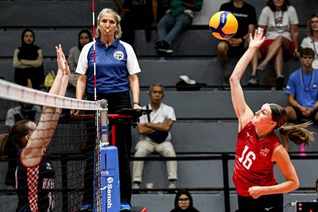 (250811) -- SURABAYA, Aug. 11, 2025 -- Elena Hoecke (R) of the United States spikes the ball during the women s preliminary phase Pool B match between the United States and Croatia at the Volleyball Women s U21, U 21 World Championship, WM, Weltmeisterschaft in Surabaya, East Java province, Indonesia, on Aug. 11, 2025. ) (SP)INDONESIA-SURABAYA-VOLLEYBALL-WOMEN S-U21-WORLD CHAMPIONSHIP-PRELIMINARY PHASE-THE UNITED STATES VS CROATIA AgungxKuncahyaxB. 
