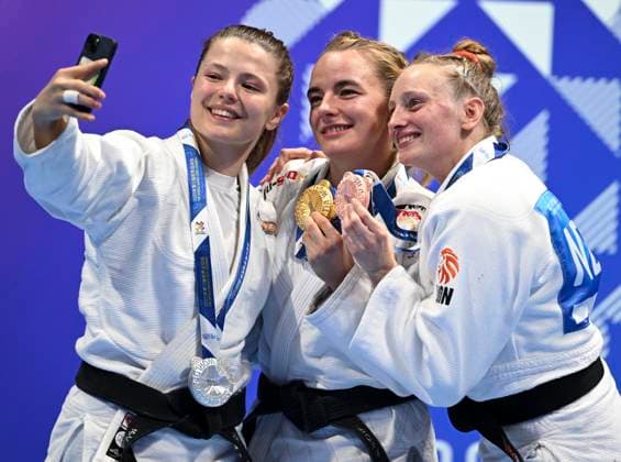 (250811) -- CHENGDU, Aug. 11, 2025 -- Gold medalist Sophie Buscher (C) of Germany, silver medalist Rebekka Dahl (L) of Denmark and bronze medalist Genevieve Bogers of the Netherlands pose for a photo during the awarding ceremony for the Women s -57kg Fighting of the Ju-Jitsu event at The World Games 2025 in Chengdu, southwest China s Sichuan Province, Aug. 11, 2025. ) (SP)CHINA-CHENGDU-THE WORLD GAMES 2025-JU-JITSU-WOMEN S -57KG FIGHTING-FINALS (CN) LixJianan 