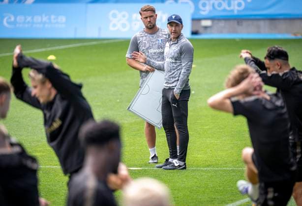 MALMÖ 2025-08-11 Theodor Olsson, assisterande tränare, och huvudtränare Henrik Rydström da Malmö FF tränar pa Eleda Stadion ( Malmo New Stadium ) i Malmö inför tisdagens Champions League kval mot FC Köpenhamn. MALMÖ SVERIGE x50090x