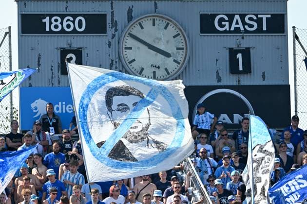 3. Liga - 25 26 - TSV 1860 München - VfL Osnabrück am 09.08.2025 an der Bremer Brücke in Osnabrück Anzeigetafel im Grünwalder Stadion zeigt das Ergebnis von 3:1 an. Eine Fahne mit dem Gesicht von Hasan Ismaik ist zusehen. *** 3 Liga 25 26 TSV 1860 München VfL Osnabrück on 09 08 2025 at Bremer Brücke in Osnabrück Scoreboard at Grünwalder Stadion shows the score of 3 1 A flag with the face of Hasan Ismaik is visible MT