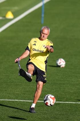 Ahead of Fenerbahce v Feyenoord - UEFA Champions League ISTANBUL, TURKIYE - AUGUST 11: Head Coah of Fenerbahce Jose Mourinho leads training session ahead of UEFA Champions League third qualifying round second leg football match against Feyenoord in Istanbul, Turkiye on August 11, 2025. Hakan Akgun Anadolu Istanbul Turkey. Editorial use only. Please get in touch for any other usage.  Copyright: x2025xAnadoluxHakanxAkgunx
