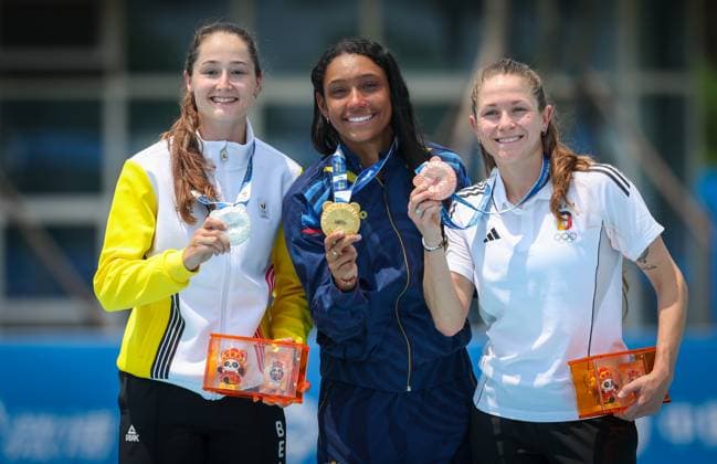 Maria Fernanda Timms Ariza, Belgian Fran Vanhoutte celebrates with his silver medal on the podium after a Speed skating, Eisschnelllauf competition Anna-Laethisia Schimek (GER) during the World Games 2025, in Chenghdu, China, on Tuesday 12 August 2025. This year, the World Games take place from 07 to 17 augustus. VIRGINIExLEFOUR  x131065891x