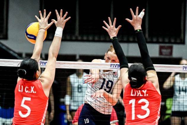 (250812) -- SURABAYA, Aug. 12, 2025 -- Henley Anderson (C) of the United States spikes the ball against Li Chenxuan (L) and Li Hanyu of China during the women s preliminary phase Pool B match at the Volleyball Women s U21, U 21 World Championship, WM, Weltmeisterschaft in Surabaya, East Java province, Indonesia, on Aug. 12, 2025. ) (SP)INDONESIA-SURABAYA-VOLLEYBALL-WOMEN S-U21-WORLD CHAMPIONSHIP-PRELIMINARY PHASE-CHINA VS THE UNITED STATES AgungxKuncahyaxB. 