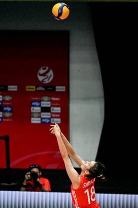 (250812) -- SURABAYA, Aug. 12, 2025 -- Shan Linqian of China saves the ball during the women s preliminary phase Pool B match between the United States and China at the Volleyball Women s U21, U 21 World Championship, WM, Weltmeisterschaft in Surabaya, East Java province, Indonesia, on Aug. 12, 2025. ) (SP)INDONESIA-SURABAYA-VOLLEYBALL-WOMEN S-U21-WORLD CHAMPIONSHIP-PRELIMINARY PHASE-CHINA VS THE UNITED STATES AgungxKuncahyaxB. 