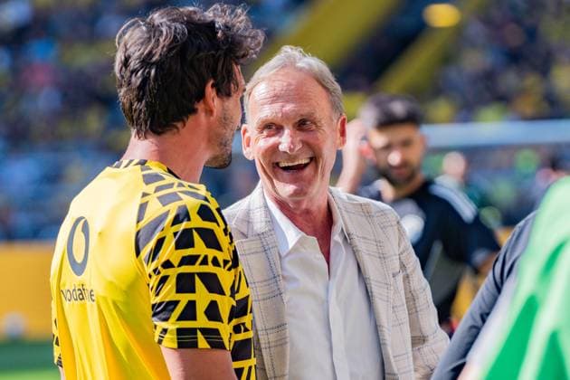 Testspiel Saisoneröffnung, Borussia Dortmund vs. Juventus Turin, 10.08.2025 Mats Hummels (Borussia Dortmund, 15) und Hans Joachim Watzke Copyright: xBahhoxKarax