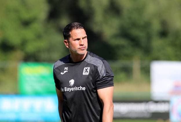 Fussball, Herren, Toto-Pokal, Saison 2025 2026, TSV Geiselbullach - TSV 1860 München Patrick Glöckner Gloeckner, Trainer (TSV 1860 München) mit Blick nach links