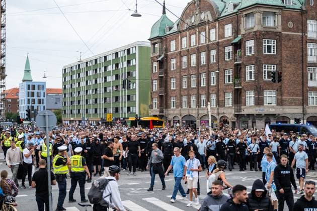 250812 Fans of Malmö FF march toward the arena ahead of the UEFA Champions League qualifier football match between FC Copenhagen and Malmö FF on August 12, 2025 in Copenhagen. Photo: Christoffer Borg Mattisson BILDBYRAN COP 261 PA1061 fotboll football soccer fotball uefa champions league champions league fc copenhagen malmö ff bbeng kval fc köpenhamn publik Copyright: CHRISTOFFERxBORGxMATTISSON BB250812CB004
