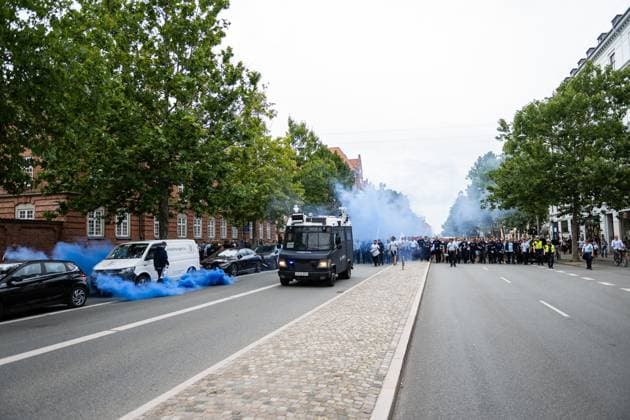 250812 Fans of Malmö FF march toward the arena ahead of the UEFA Champions League qualifier football match between FC Copenhagen and Malmö FF on August 12, 2025 in Copenhagen. Photo: Christoffer Borg Mattisson BILDBYRAN COP 261 PA1061 fotboll football soccer fotball uefa champions league champions league fc copenhagen malmö ff bbeng kval fc köpenhamn publik Copyright: CHRISTOFFERxBORGxMATTISSON BB250812CB011