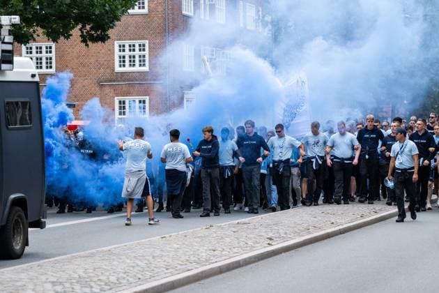 250812 Fans of Malmö FF with blue smoke as they march toward the arena ahead of the UEFA Champions League qualifier football match between FC Copenhagen and Malmö FF on August 12, 2025 in Copenhagen. Photo: Christoffer Borg Mattisson BILDBYRAN COP 261 PA1061 fotboll football soccer fotball uefa champions league champions league fc copenhagen malmö ff bbeng kval fc köpenhamn publik Copyright: CHRISTOFFERxBORGxMATTISSON BB250812CB012