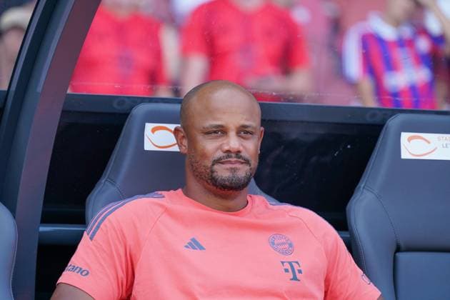 Schweiz: Fussball Vereine Freundschaftsspiele 2025 26 - Grasshopper Club Zürich (GC) vs FC Bayern München - Letzigrund (Zürich): Vincent Kompany (Trainer, FC Bayern München) Zürich Kanton Zürich Schweiz *** Switzerland Football Clubs Friendlies 2025 26 Grasshopper Club Zurich GC vs FC Bayern Munich Letzigrund Zurich Vincent Kompany Coach, FC Bayern Munich Zurich Canton Zurich Switzerland Copyright: xJOERANxSTEINSIEKx