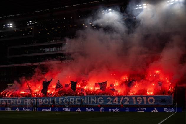 250812 Fans of Malmö FF with pyro ahead of the UEFA Champions League qualifier football match between FC Copenhagen and Malmö FF on August 12, 2025 in Copenhagen. Photo: Christoffer Borg Mattisson BILDBYRAN COP 261 PA1061 fotboll football soccer fotball uefa champions league champions league fc copenhagen malmö ff bbeng kval fc köpenhamn publik Copyright: CHRISTOFFERxBORGxMATTISSON BB250812CB026