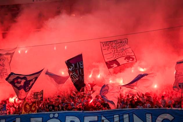 KÖPENHAMN, DANMARK 20250812 Malmös klack, fans, supportrar med pyroteknik pa läktaren inför tisdagens fotbollsmatch, andra matchen i tredje kvalomgangen till Champions League, mellan FC Köpenhamn och Malmö FF pa Parken i Köpenhamn. KÖPENHAMN DANMARK x10600x