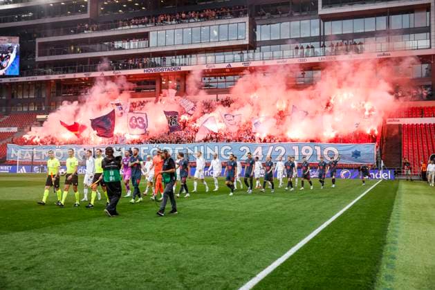 KÖPENHAMN, DANMARK 20250812 Malmös klack, fans, supportrar med tifo och pyroteknik pa läktaren da spelarna äntrar planen inför tisdagens fotbollsmatch, andra matchen i tredje kvalomgangen till Champions League, mellan FC Köpenhamn och Malmö FF pa Parken i Köpenhamn. KÖPENHAMN DANMARK x10600x