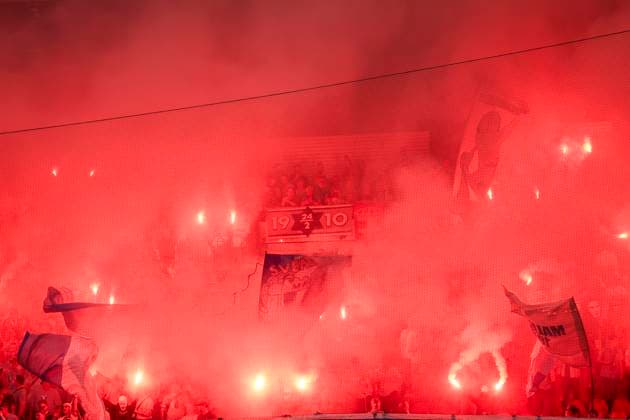KÖPENHAMN, DANMARK 20250812 Malmös klack, fans, supportrar med pyroteknik pa läktaren inför tisdagens fotbollsmatch, andra matchen i tredje kvalomgangen till Champions League, mellan FC Köpenhamn och Malmö FF pa Parken i Köpenhamn. KÖPENHAMN DANMARK x10600x