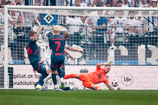KÖPENHAMN, DANMARK 20250812 Malmös malvakt Robin Olsen räddar under tisdagens fotbollsmatch, andra matchen i tredje kvalomgangen till Champions League, mellan FC Köpenhamn och Malmö FF pa Parken i Köpenhamn. KÖPENHAMN DANMARK x10600x