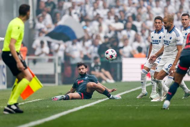 KÖPENHAMN, DANMARK 20250812 Malmös Sead Haksabanovic trycks ut av Köpenhamns Pantelis Chatzidiakos ( 6) under tisdagens fotbollsmatch, andra matchen i tredje kvalomgangen till Champions League, mellan FC Köpenhamn och Malmö FF pa Parken i Köpenhamn. KÖPENHAMN DANMARK x10600x