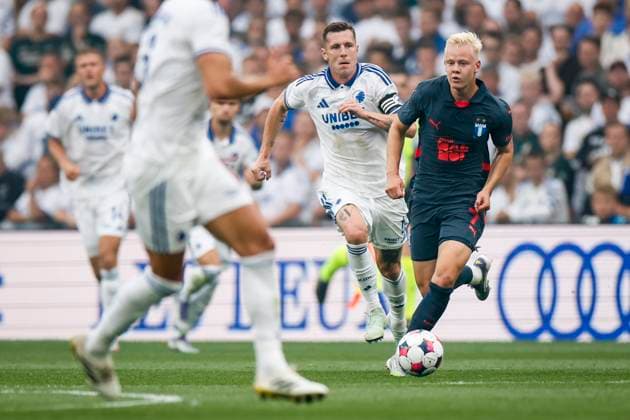 KÖPENHAMN, DANMARK 20250812 Malmös Otto Rosengren jagas av Köpenhamns Lukas Lerager under tisdagens fotbollsmatch, andra matchen i tredje kvalomgangen till Champions League, mellan FC Köpenhamn och Malmö FF pa Parken i Köpenhamn. KÖPENHAMN DANMARK x10600x