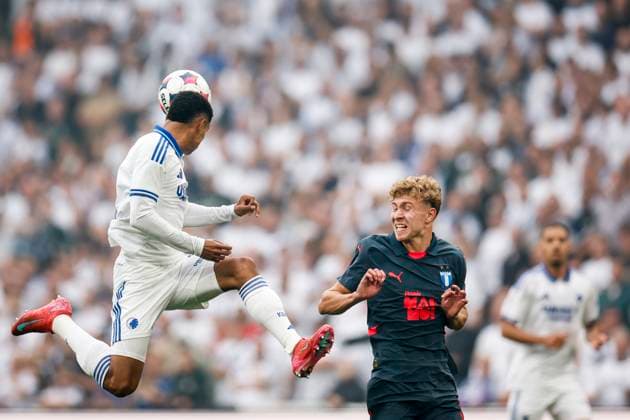 KÖPENHAMN, DANMARK 20250812 Köpenhamns Marcos Lopez nickar undan bollen för Malmös Hugo Bolin under tisdagens fotbollsmatch, andra matchen i tredje kvalomgangen till Champions League, mellan FC Köpenhamn och Malmö FF pa Parken i Köpenhamn. KÖPENHAMN DANMARK x10600x