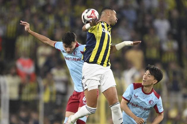 Fenerbahce v Feyenoord - UEFA Champions League ISTANBUL, TURKIYE - AUGUST 12: Youssef En-Nesyri (R) of Fenerbahce and Anel Ahmedhodzic (L) of Feyenoord compete during the UEFA Champions League third qualifying round second-leg football match between Fenerbahce and Feyenoord at Chobani Stadium in Istanbul, Turkiye on August 12, 2025. Arif Hudaverdi Yaman Anadolu Istanbul Turkey. Editorial use only. Please get in touch for any other usage.  Copyright: x2025xAnadoluxArifxHudaverdixYamanx