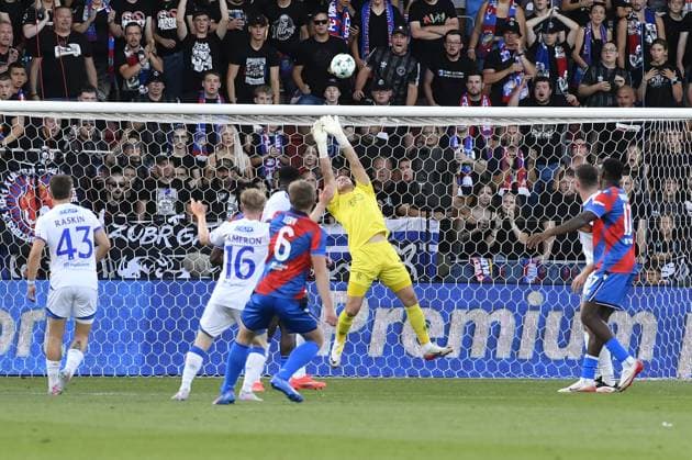 Rangers goalkeeper Jack Butland takes a shot during the 3rd qualifying round match FC Viktoria Plzen vs Glasgow Ranger, Plzen, August 12, 2025. (CTKxPhoto MiroslavxChaloupka) CTKPhotoP2025081205821  CTKPhotoP2025081205821