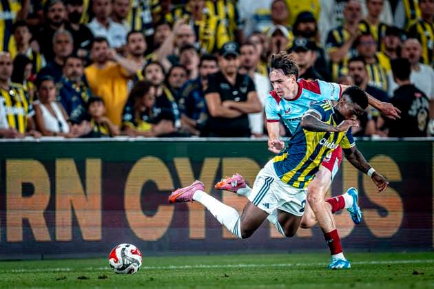 Fenerbahce SK defender Nelson Semedo, Feyenoord Rotterdam forwarder Anis Hadj Moussa during the match Fenerbahce - Feyenoord at the Åžükrü SaracoÄülu Spor Kompleksi for the Champions League - Third qualifying round - 2nd leg season 2025-2026 in ISTANBUL, Turkey on 10 august 2025, (photo by Marcel van Dorst EYE4images DeFodi Images)