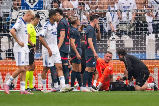 250812 goalkeeper Robin Olsen of Malmö FF receives medical attention during the UEFA Champions League qualifier football match between FC Copenhagen and Malmö FF on August 12, 2025 in Copenhagen. Photo: Petter Arvidson BILDBYRAN kod PA PA1061 fotboll football soccer fotball uefa champions league champions league fc copenhagen malmö ff bbeng kval fc köpenhamn Copyright: PETTERxARVIDSON BB250812PA046