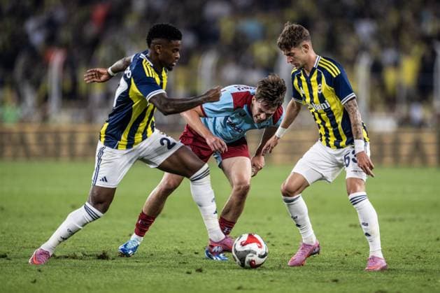 Fenerbahce v Feyenoord - UEFA Champions League ISTANBUL, TURKIYE - AUGUST 12: Sebastian Szymanski (R) of Fenerbahce and Nelson Semedo (L) of Feyenoord compete during the UEFA Champions League third qualifying round second-leg football match between Fenerbahce and Feyenoord at Chobani Stadium in Istanbul, Turkiye on August 12, 2025. Sebnem Coskun Anadolu Istanbul Turkey. Editorial use only. Please get in touch for any other usage.  Copyright: x2025xAnadoluxSebnemxCoskunx