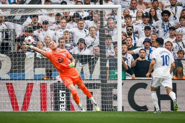 KÖPENHAMN, DANMARK 20250812 Malmös malvakt Robin Olsen släpper in 1-0-malet under tisdagens fotbollsmatch, andra matchen i tredje kvalomgangen till Champions League, mellan FC Köpenhamn och Malmö FF pa Parken i Köpenhamn. KÖPENHAMN DANMARK x10600x