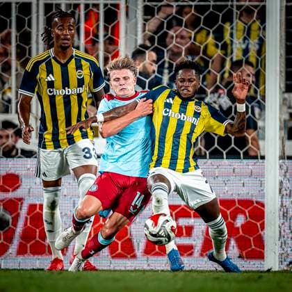 Feyenoord Rotterdam midfielder Sem Steijn, Fenerbahce SK midfielder Fred during the match Fenerbahce - Feyenoord at the Åžükrü SaracoÄülu Spor Kompleksi for the Champions League - Third qualifying round - 2nd leg season 2025-2026 in ISTANBUL, Turkey on 10 august 2025, (photo by Marcel van Dorst EYE4images)