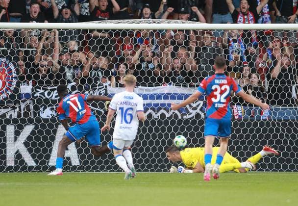 Rafiu Durosinmi of Viktoria Plzen scores a goal to make it 1-0 Viktoria Plzen v Rangers, UEFA Champions League, 3rd Qualifying Round, Second Leg, Football, Doosan Arena, Plzen, Czech Republic, UK - 12 Aug 2025Plzen Doosan Arena Czech Republic EDITORIAL USE ONLY No use with unauthorised audio, video, data, fixture lists, club league logos or live services. Online in-match use limited to 120 images, no video emulation. No use in betting, games or single club league player publications. Copyright: xMilanxKammermeyer Shutterstockx 15437971m