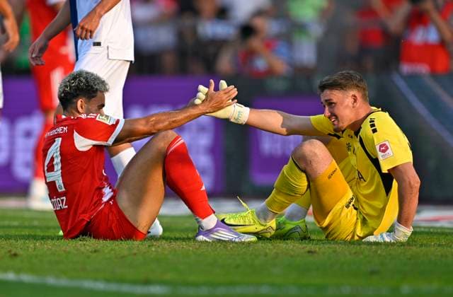 RECORD DATE NOT STATED 12.08.2025, Fussball Bundesliga 2025 2026, Freundschaftsspiel, Grasshopper Club Zürich - FC Bayern München - im Stadion am Letzigrund, Zürich (Schweiz). v.l. Luis Diaz (FC Bayern München) und Torwart Nocolas Glaus (Grasshopper Club Zürich) *** 12 08 2025, Football Bundesliga 2025 2026, Friendly match, Grasshopper Club Zurich FC Bayern Munich at Letzigrund Stadium, Zurich Switzerland from l Luis Diaz FC Bayern Munich and goalkeeper Nocolas Glaus Grasshopper Club Zurich