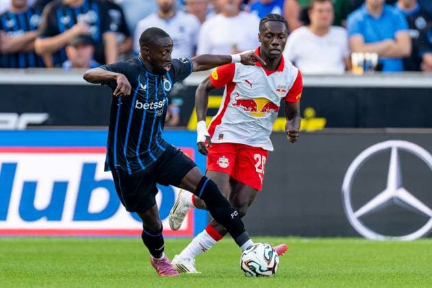 2025-08-12 Club Brugge v RB Salzburg - UEFA Champions League Third Qualifying Round Second Leg BRUGGE, BELGIUM - AUGUST 12: Carlos Forbs of Club Brugge battles for the ball with Edmund Baidoo of RB Salzburg during the UEFA Champions League Third Qualifying Round Second Leg match between Club Brugge and RB Salzburg at Jan Breydel Stadium on August 12, 2025 in Brugge, Belgium. Brugge Jan Breydel Stadium Belgium Content not available for redistribution in The Netherlands directly or indirectly through any third parties. Copyright: xJorisxVerwijstx