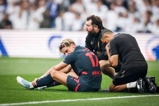 KÖPENHAMN, DANMARK 20250812 Malmös Jens Stryger efter att ha krockat med Köpenhamns malvakt under tisdagens fotbollsmatch, andra matchen i tredje kvalomgangen till Champions League, mellan FC Köpenhamn och Malmö FF pa Parken i Köpenhamn. KÖPENHAMN DANMARK x10600x