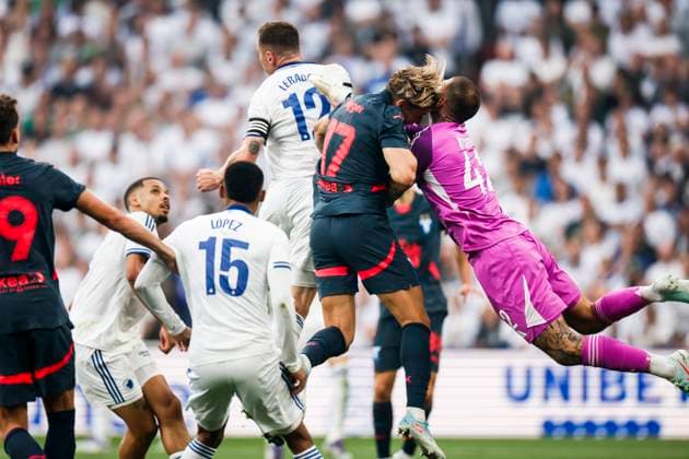 KÖPENHAMN, DANMARK 20250812 Malmös Jens Stryger i krock med Köpenhamns malvakt Dominik Kotarski under tisdagens fotbollsmatch, andra matchen i tredje kvalomgangen till Champions League, mellan FC Köpenhamn och Malmö FF pa Parken i Köpenhamn. KÖPENHAMN DANMARK x10600x