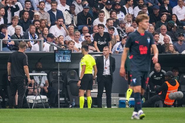 250812 Referee JosÃ Maria Sanchez VAR a possible penalty for of Malmö FF checks during the UEFA Champions League qualifier football match between FC Copenhagen and Malmö FF on August 12, 2025 in Copenhagen. Photo: Christoffer Borg Mattisson BILDBYRAN COP 261 PA1061 fotboll football soccer fotball uefa champions league champions league fc copenhagen malmö ff bbeng kval fc köpenhamn Copyright: CHRISTOFFERxBORGxMATTISSON BB250812CB048