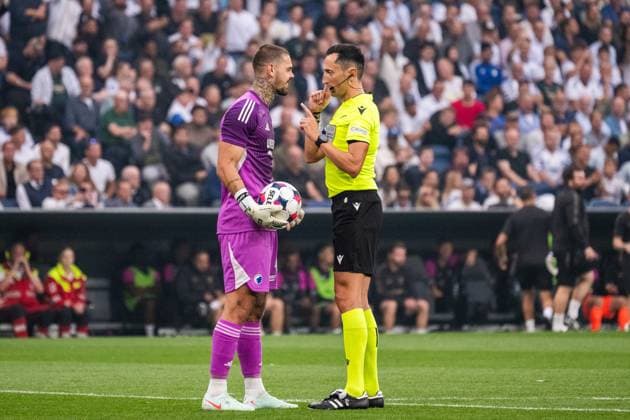 250812 goalkeeper Dominik Kotarski of FC Copenhagen and referee JosÃ Maria Sanchez during the UEFA Champions League qualifier football match between FC Copenhagen and Malmö FF on August 12, 2025 in Copenhagen. Photo: Christoffer Borg Mattisson BILDBYRAN COP 261 PA1061 fotboll football soccer fotball uefa champions league champions league fc copenhagen malmö ff bbeng kval fc köpenhamn Copyright: CHRISTOFFERxBORGxMATTISSON BB250812CB052