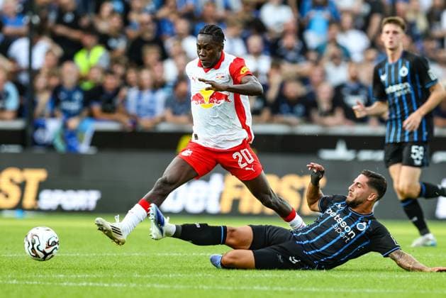 Salzburg s Edmund Baidoo and Club s Ludovit Reis fight for the ball during a soccer game between Belgian soccer team Club Brugge and Austrian team FC Salzburg, on Tuesday 12 August 2025 in Brugge, the second leg of the third qualifying round for the UEFA Champions League competition. BRUNOxFAHY  x131099331x